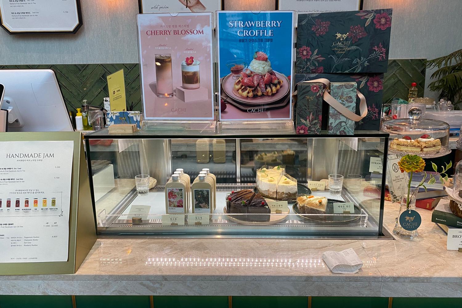 รีวิวคาเฟ่ดอกไม้ cachi_flowercafe เมนูขนม