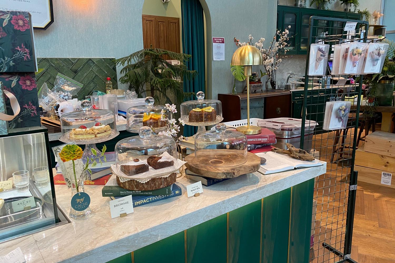 รีวิวคาเฟ่ดอกไม้ cachi_flowercafe เค้ก