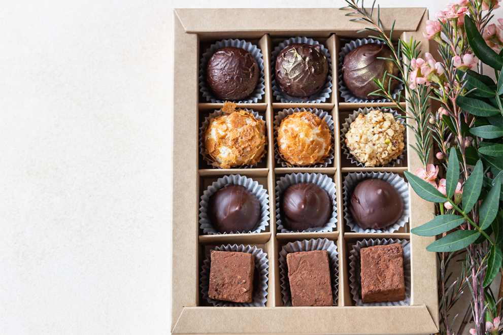 單身人士在沙發上躺著，慵懶地過韓國的黑色情人節，一旁有手機和飲料罐，展現單身的自然生活。