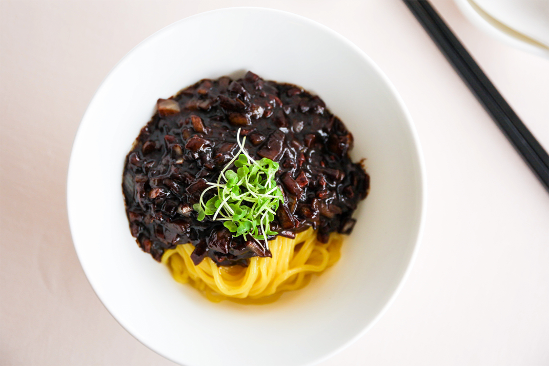 韓國黑色情人節的傳統食物，炸醬麵，一道色彩豐富的韓式中華料理，讓單身人士在這天感受微甜的安慰。