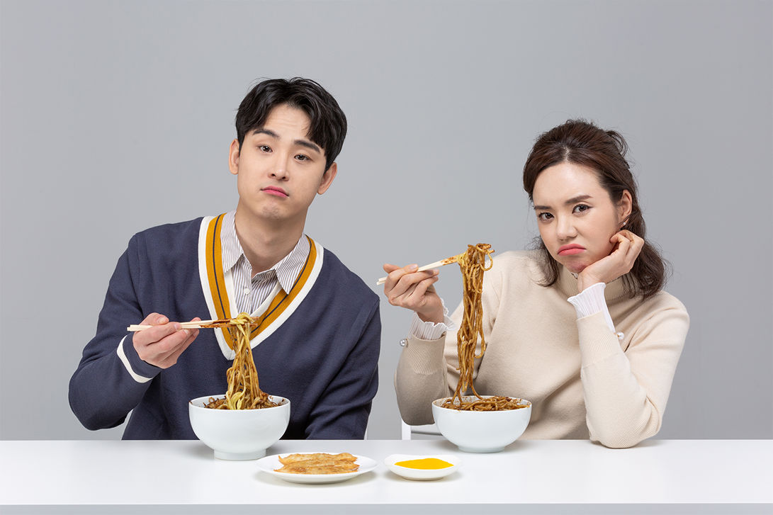 韓國黑色情人節，單身人士享受著炸醬麵，這是一道深受歡迎的韓式中華料理，嘗試一種全新慶祝方式。