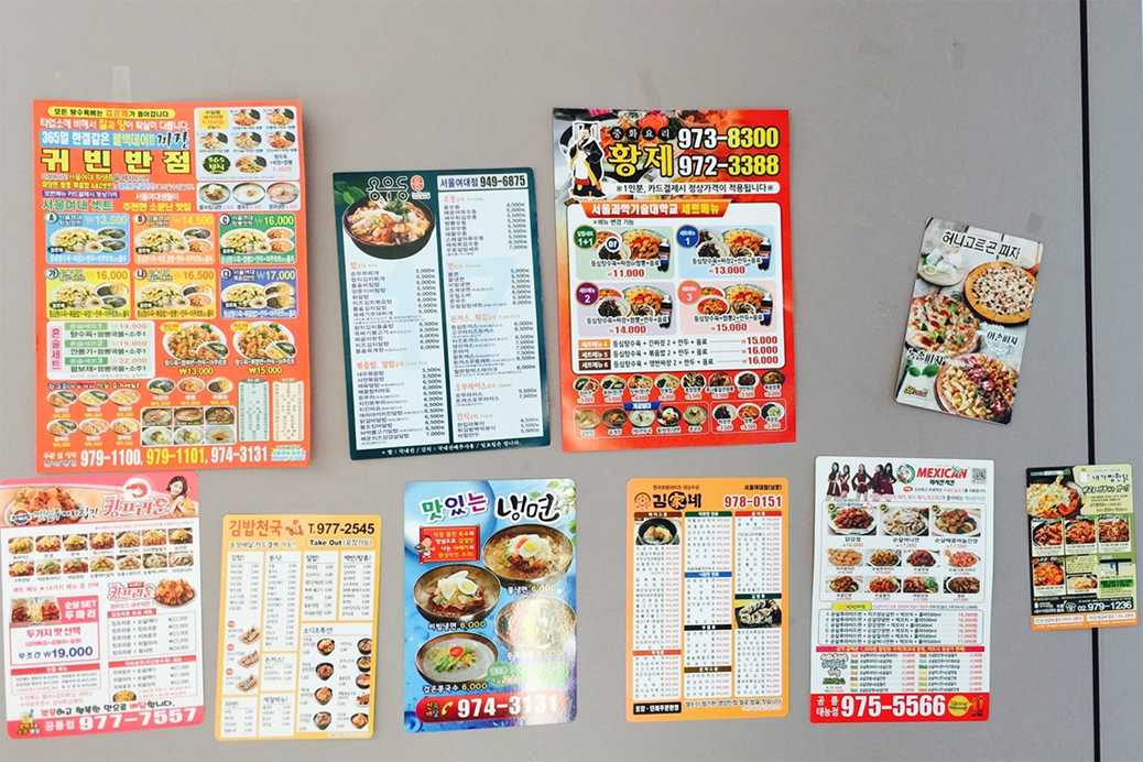 韓國餐館外賣單在家中張貼，顯示炸醬麵等韓式中華料理在韓國生活中的普及程度，是單身人士在黑色情人節常見的選擇。