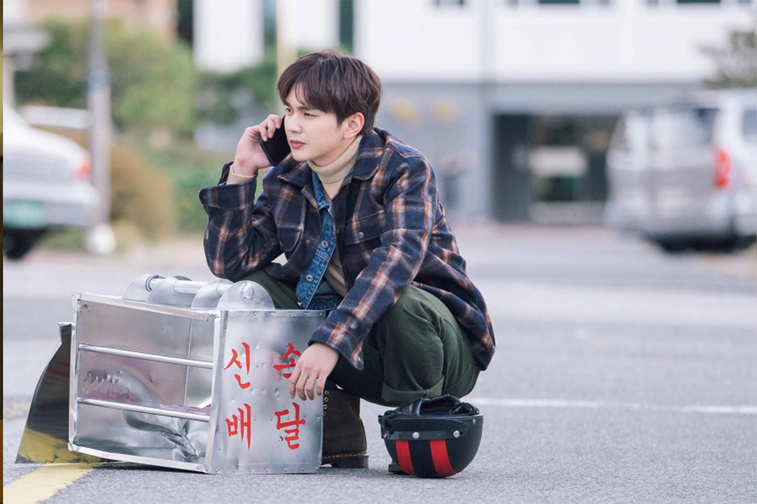 坐在路邊的外賣員，展現韓國文化中炸醬麵的外送歷史與現代化，為單身人士在黑色情人節提供便捷和溫暖的美食服務。