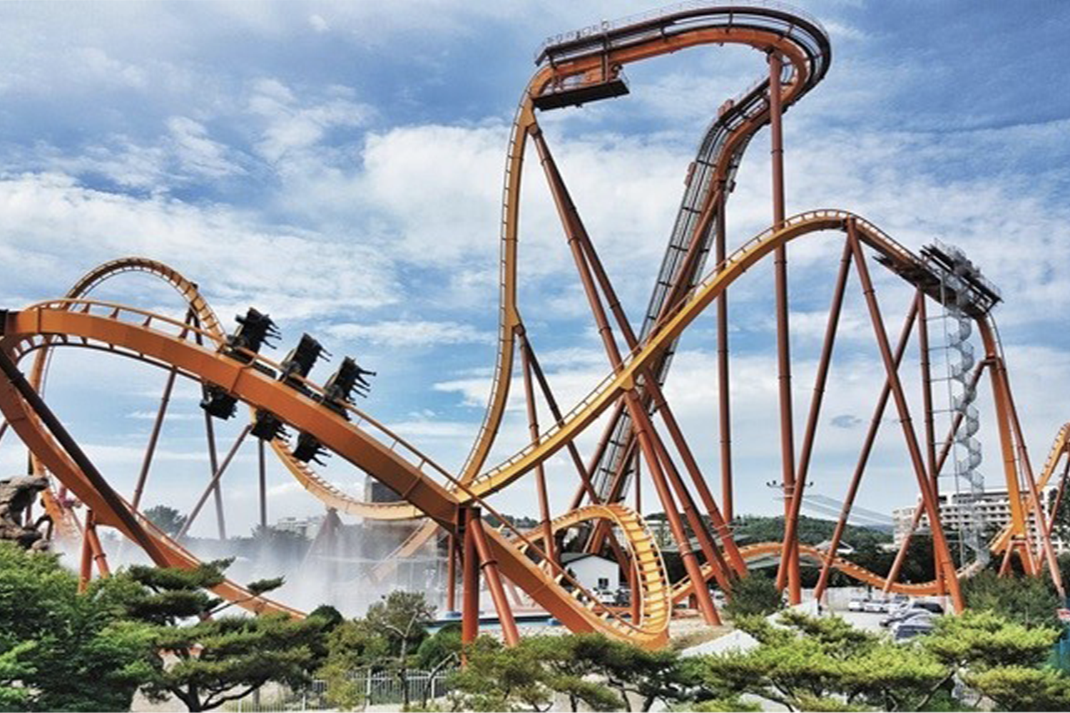 慶州樂園的Draken是韓國第一個90度直角過山車，63米高，充滿刺激和尖叫。