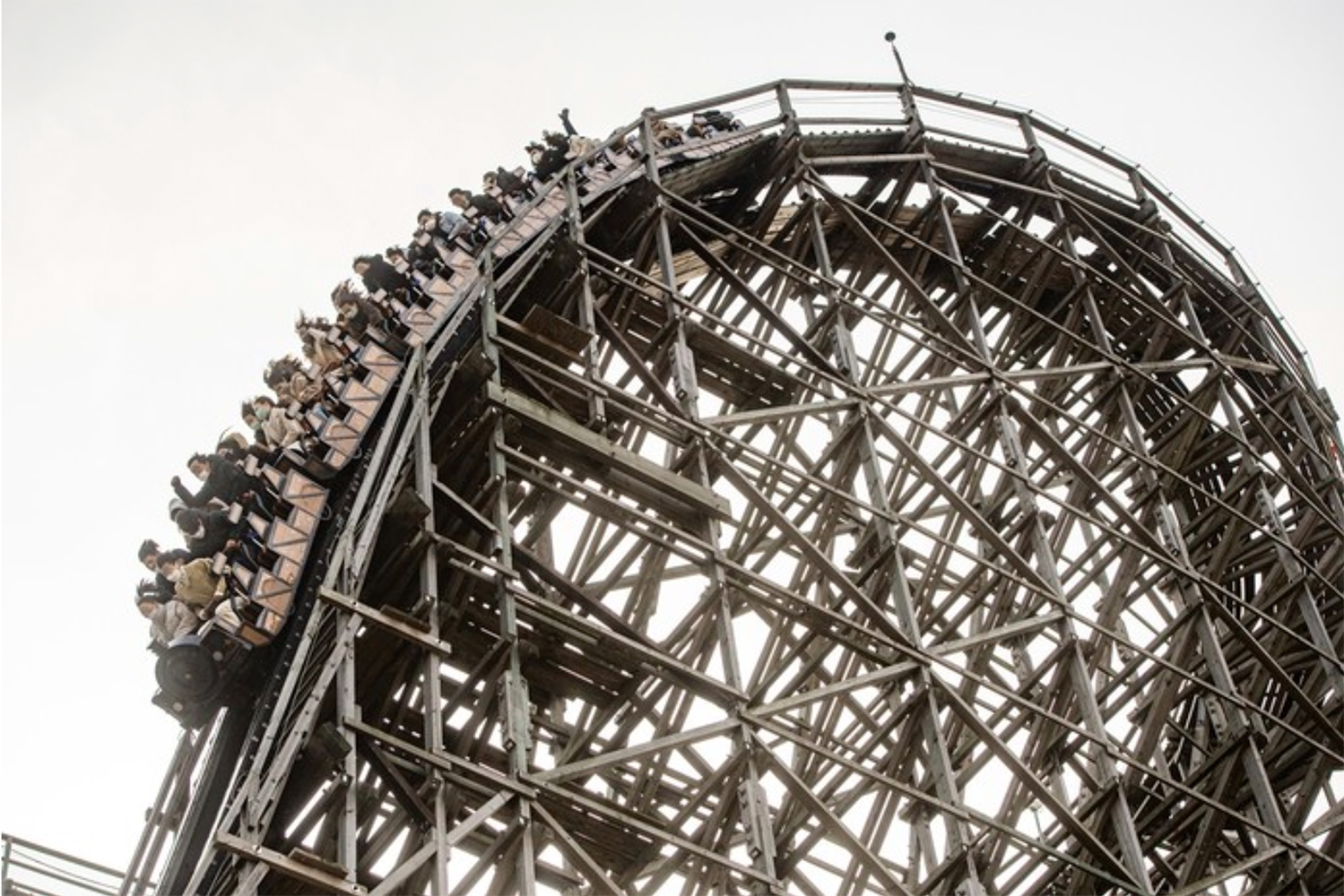 愛寶樂園的T Express是世界上最斜的木質過山車，77度傾斜，提供極速驚險刺激的遊樂體驗。