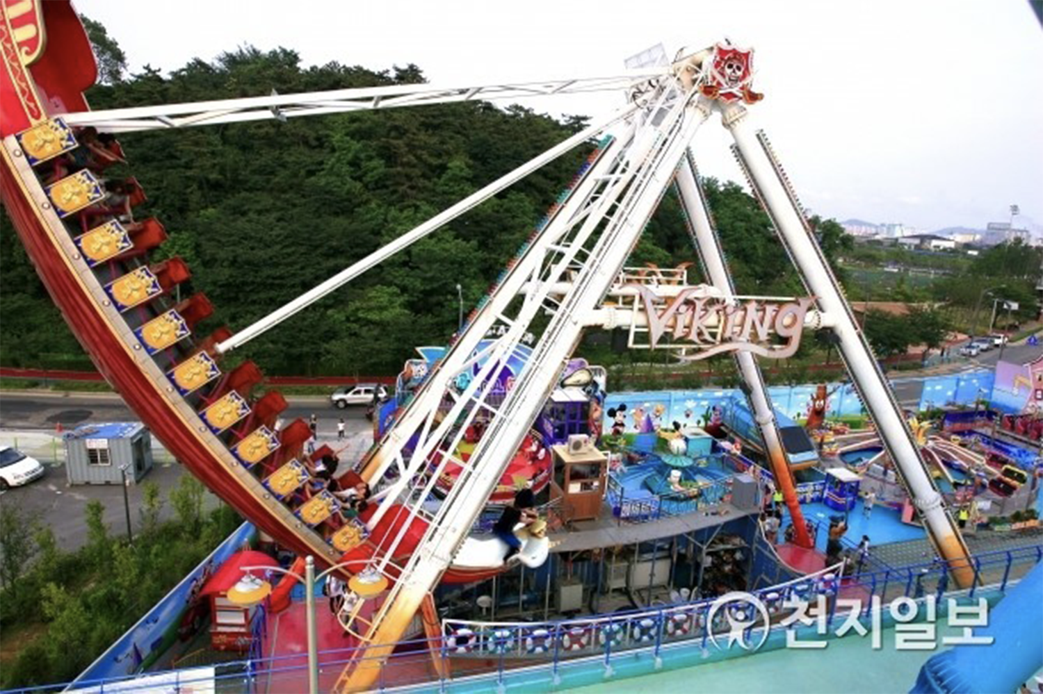 月尾島海盜船以其接近90度角的擺動而著名，是刺激和懸疑的遊樂選擇。