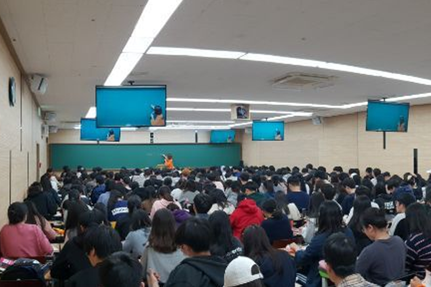 online lectures in Korea filmed at hagwon