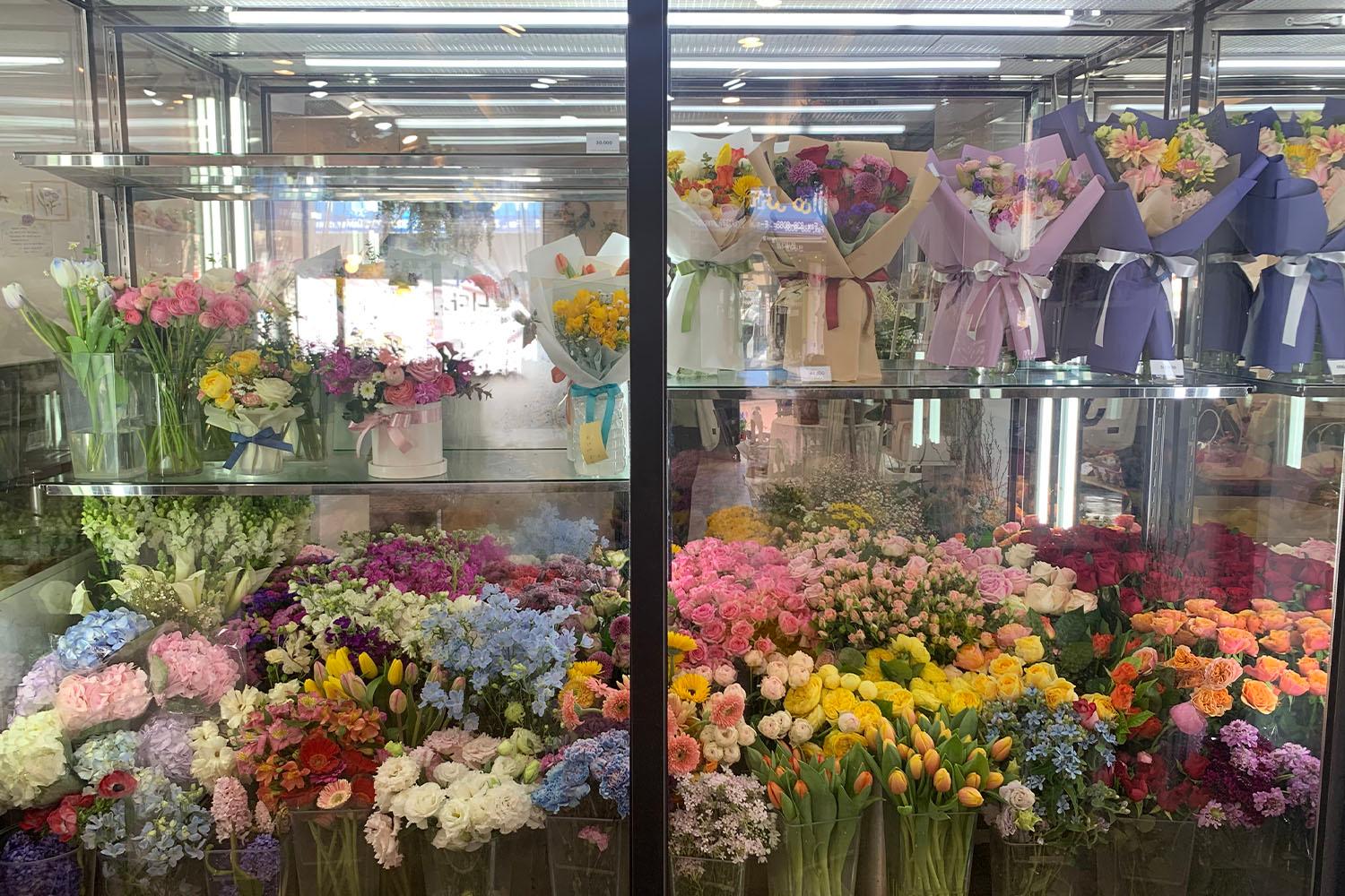 ช่อดอกไม้หลากหลายสีภายในตู้เย็นในร้านดอกไม้ที่ชินชน เกาหลีใต้