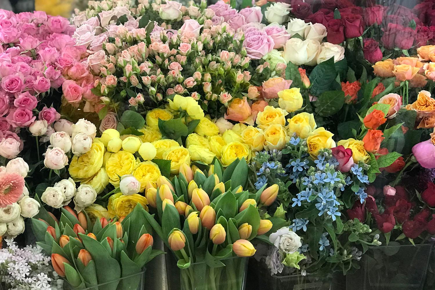 ภาพโคลสอัพของช่อดอกไม้หลากสีสันที่จัดเรียงอย่างประณีตในร้านดอกไม้ชินชน เกาหลีใต้