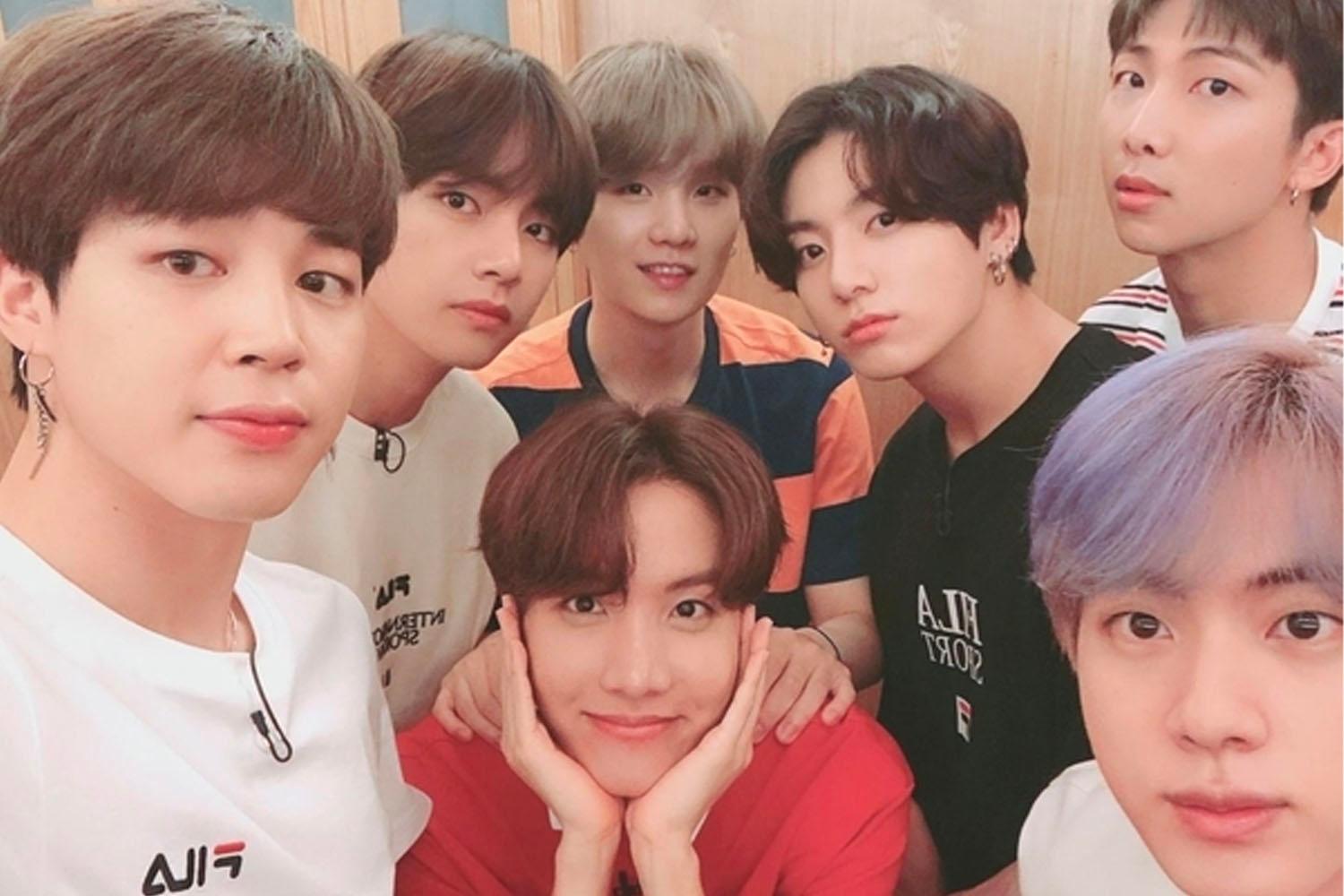 BTS成員在時尚的室內環境中合影，他們以獨特風格展現出無限活力。