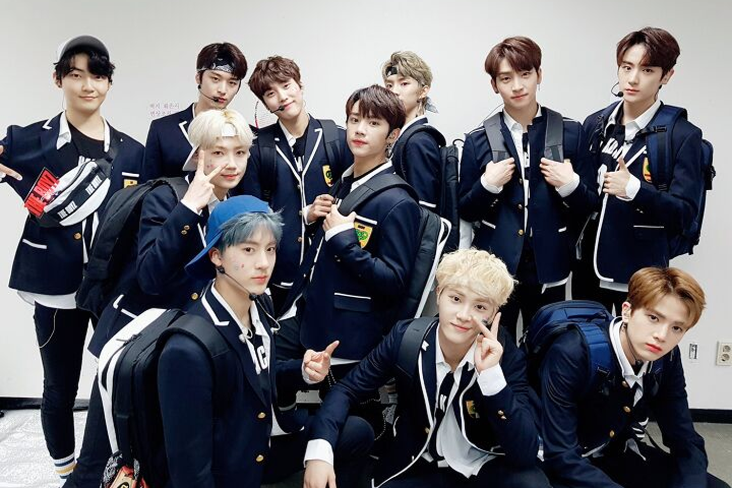 THE BOYZ組合成員在化妝間開心合影，展現他們的獨特魅力和青春氣息。