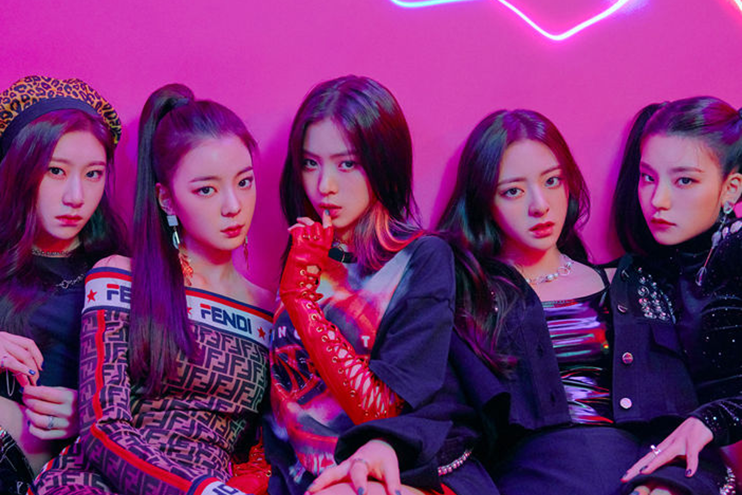 ITZY女子組合成員，她們在五彩斑斕的場景中盡顯青春與時尚。