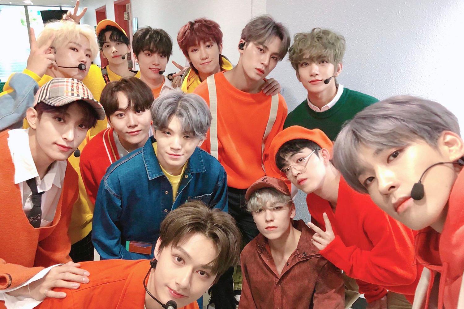 SEVENTEEN組合的創意合影，他們的凝聚力和團隊意識一覽無餘。