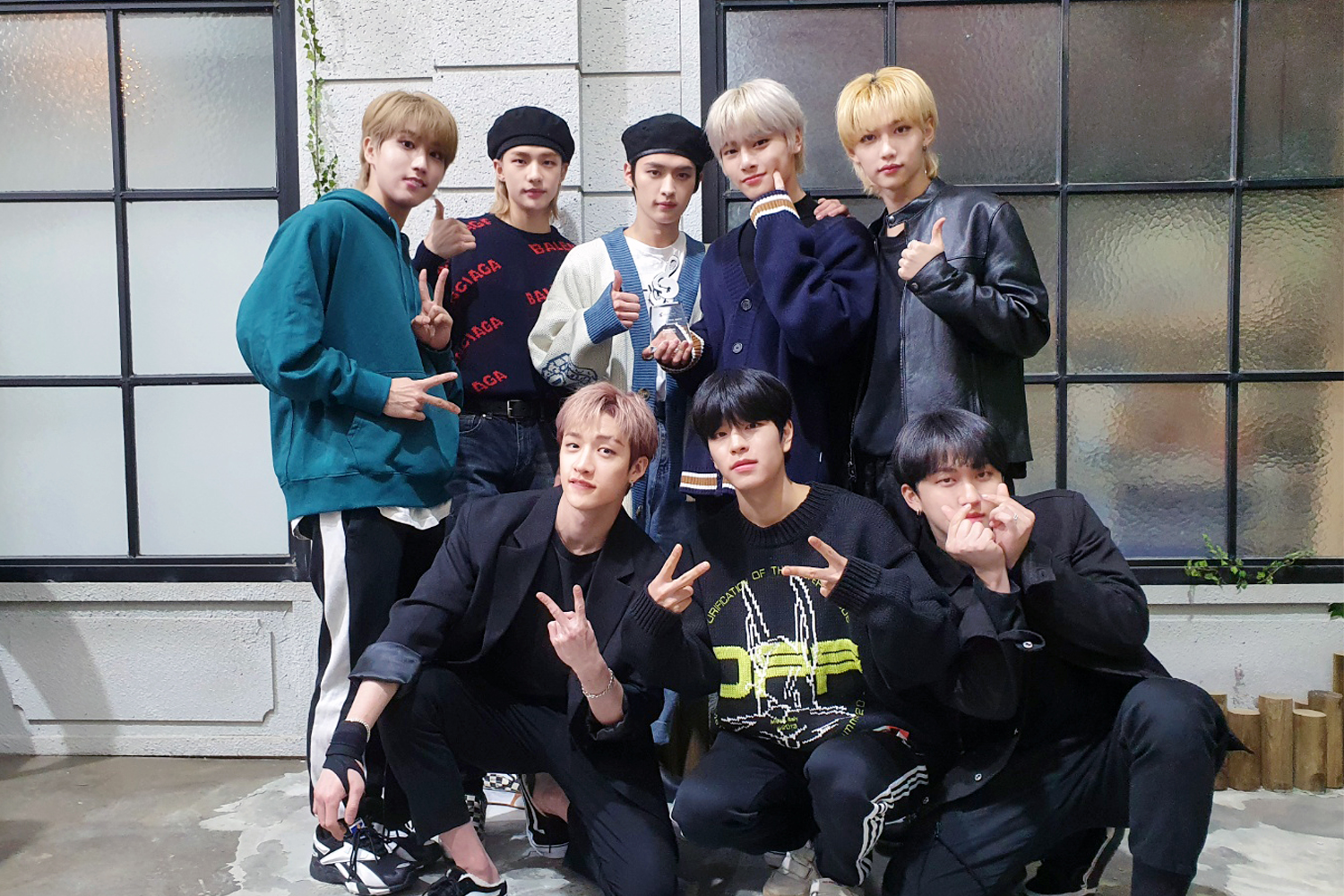 Stray Kids成員在後台展示獎盃，表達他們通過努力取得的成就。