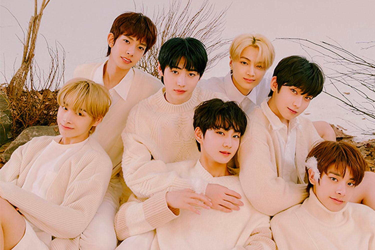 ENHYPEN成員在刺眼的燈光下享受舞台的最佳表現時刻。