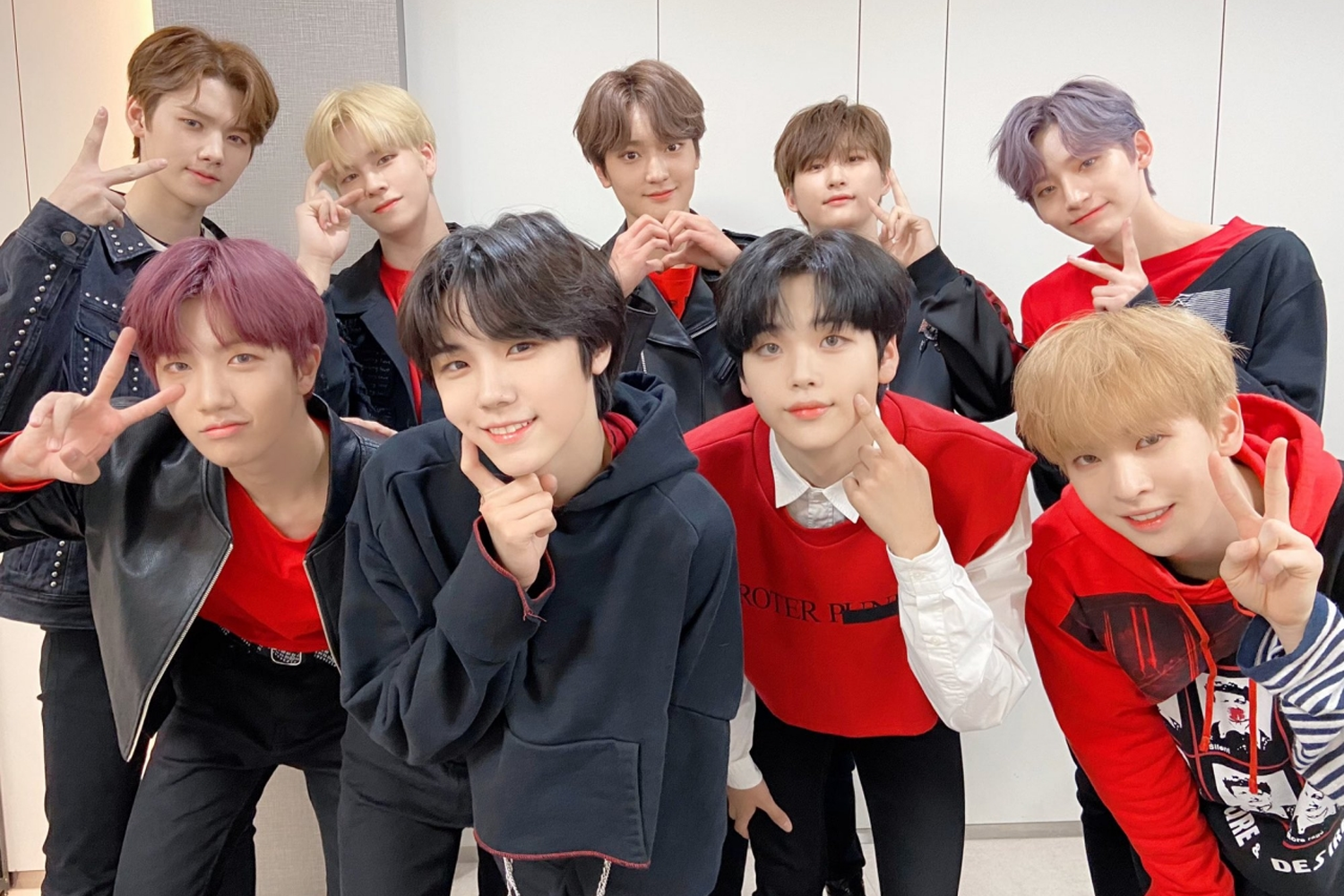 CRAVITY世界的新人組合，在鏡頭前擺出各種活潑的姿勢。