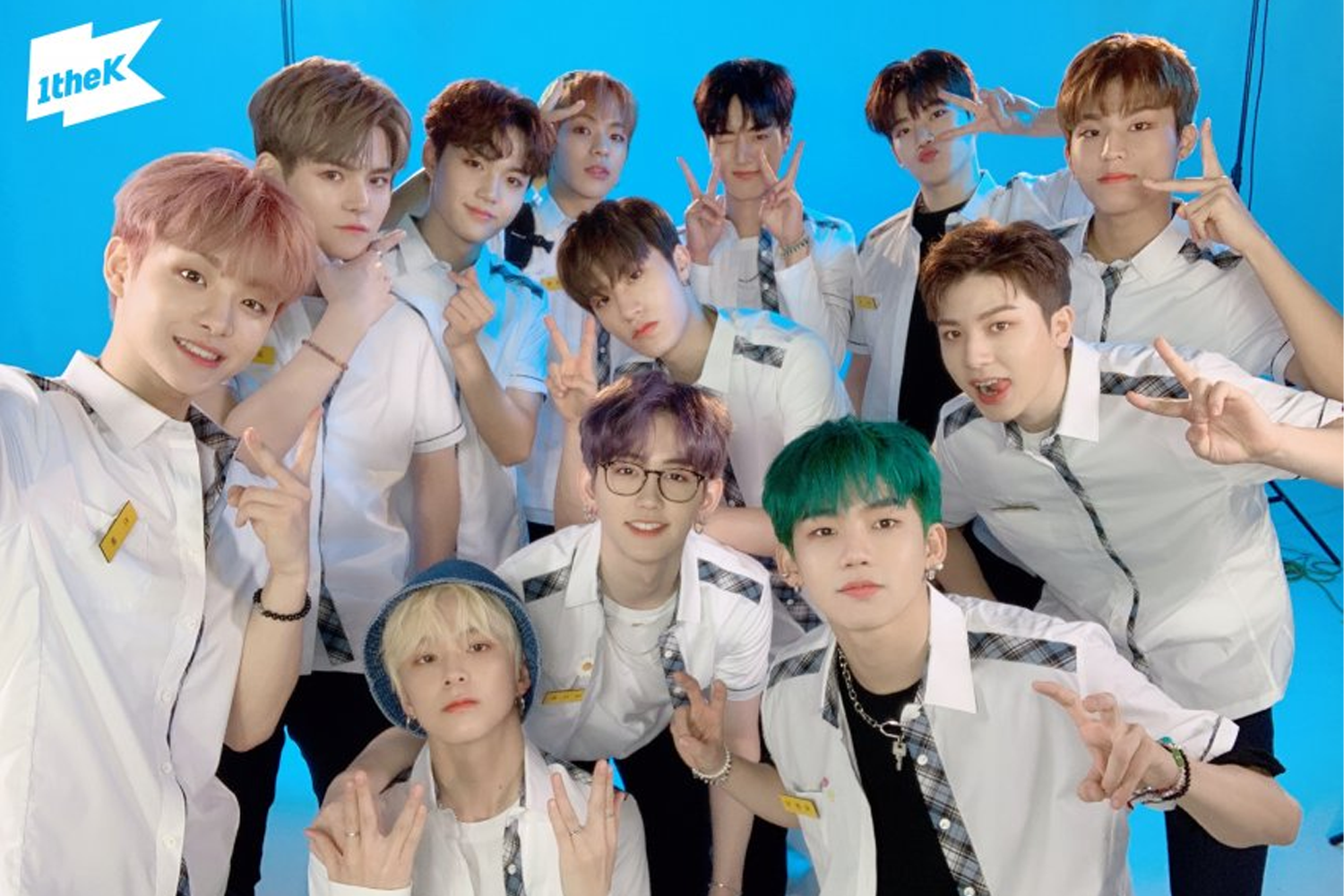 Treasure組合成員在拍攝現場的輕鬆一刻，年輕有活力的魅力盡顯無遺。