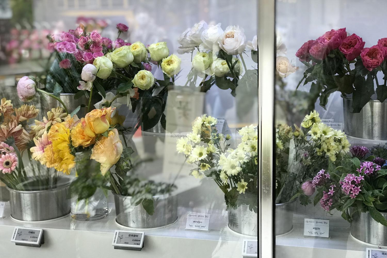 tủ hoa ở cửa hàng hoa Flo-Louge 