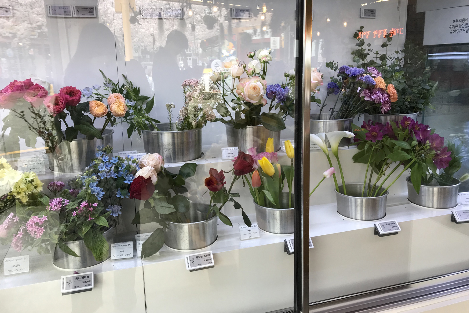 Flo-Louge花店中展示的鮮花種類，儲存在冰箱以保持新鮮