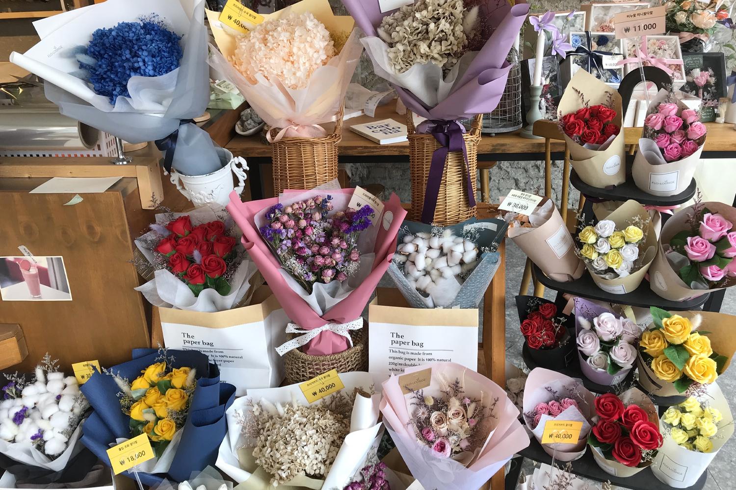 hoa ở cửa hàng hoa Flo-Louge 