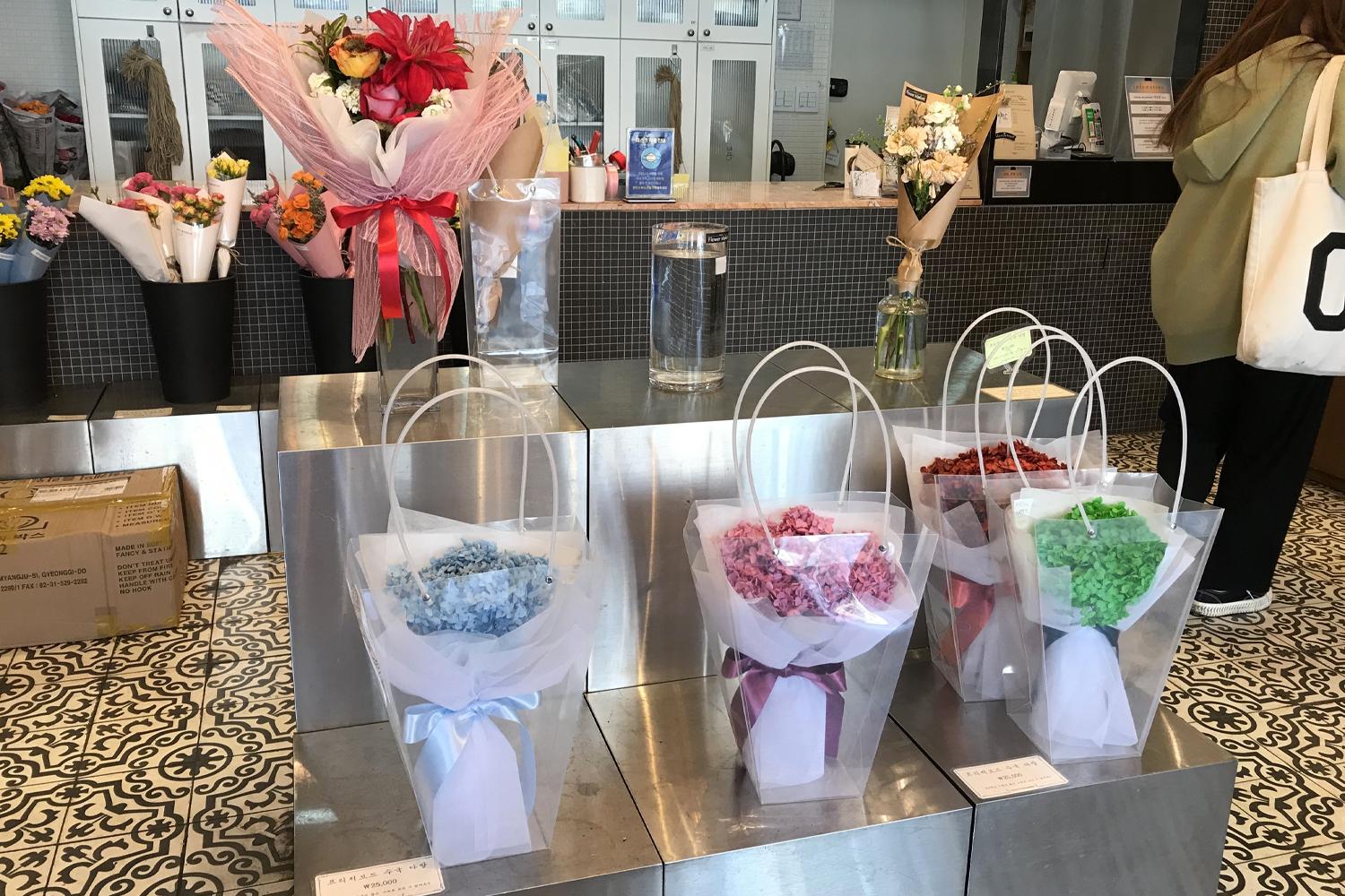 giỏ hoa cửa hàng Harry's Flower Market