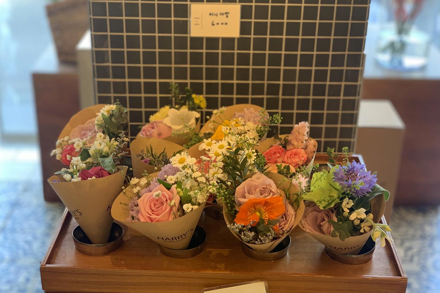 hoa ở cửa hàng Harry's Flower Market