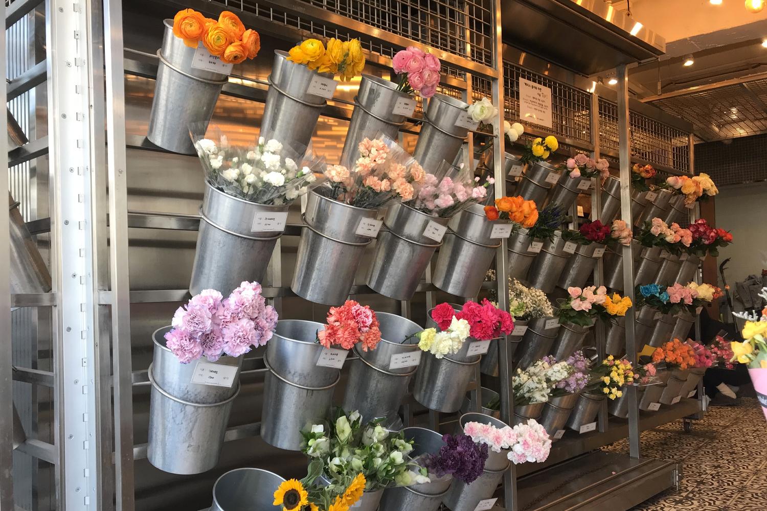 bên trong cửa hàng hoa ở hongdae Harry's Flower Market (해리스플라워마켓)