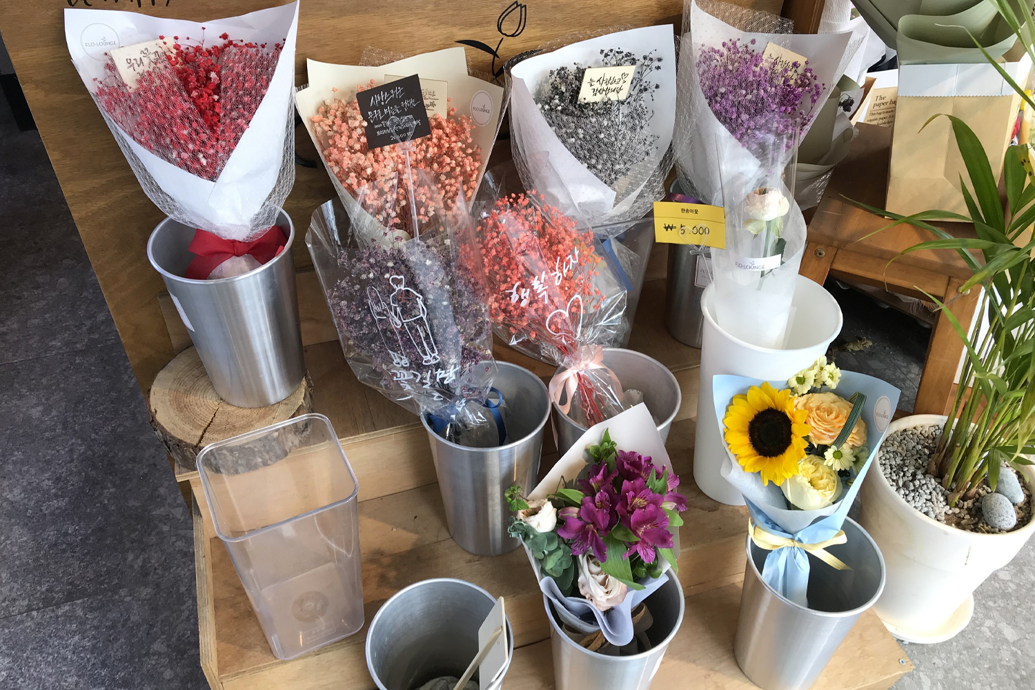 Flo-Louge花店的桌面展示燈籠花盒，精緻而獨特