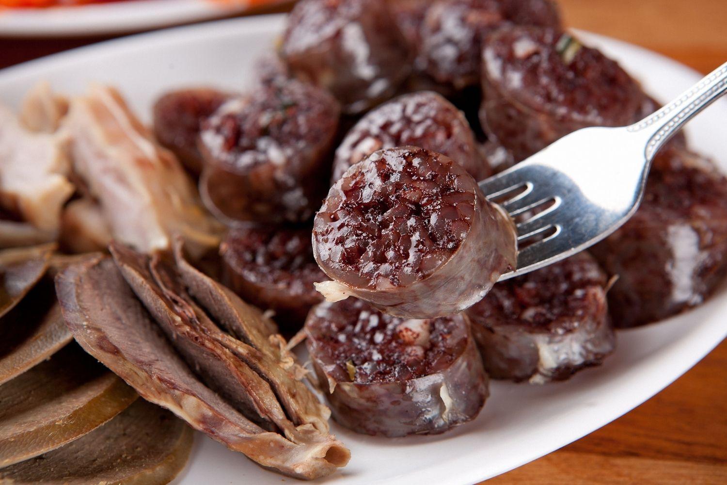 Dồi Hàn Quốc - Một món ăn truyền thống với nguyên liệu chính là miến, được phục vụ trên đĩa, đi kèm cùng các loại thịt khác.