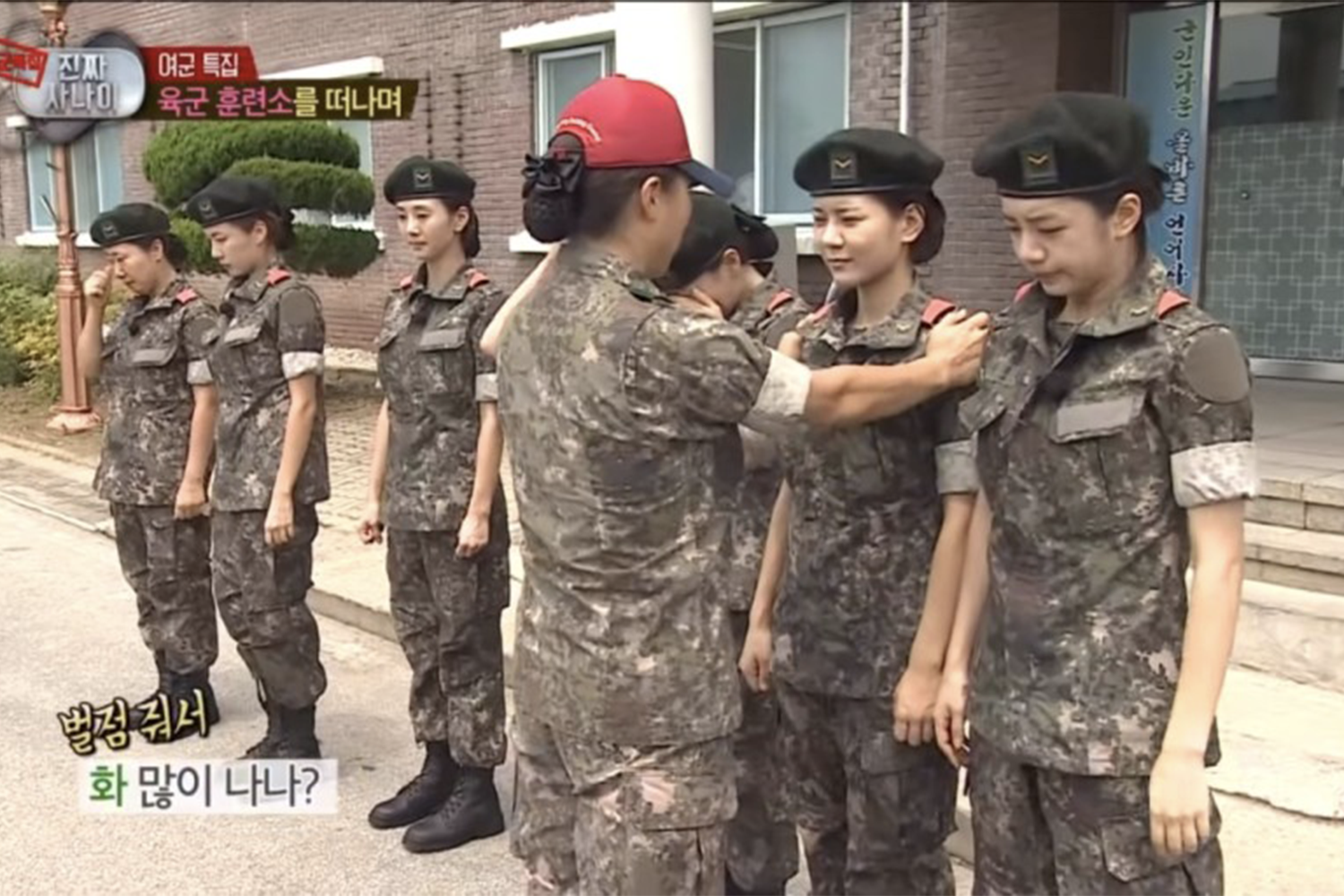 韓國新兵訓練後等候休假的情景,列隊站立展示軍隊紀律