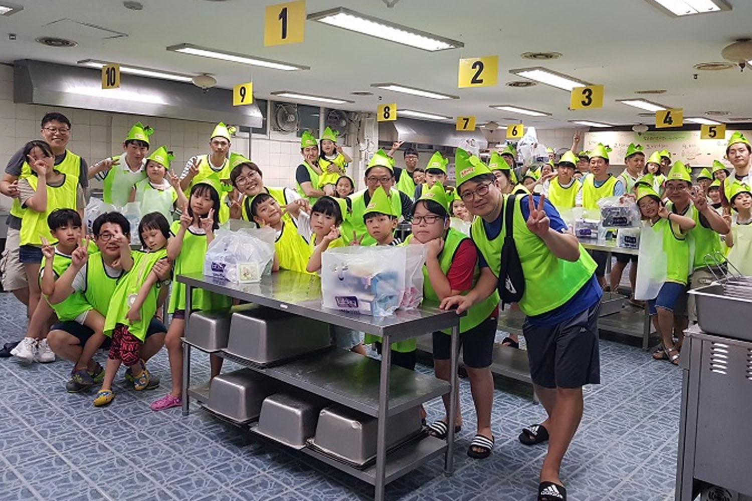 ครอบครัวเกาหลีพาลูกมาเรียนทำไก่ทอด