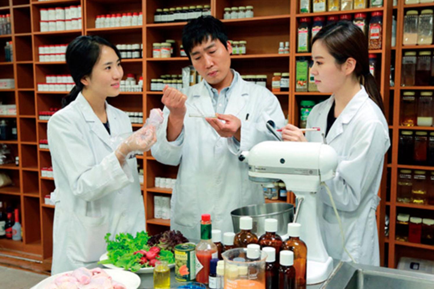 ทีมวิจัยที่คอยคิดค้นไก่ทอดรสชาติใหม่