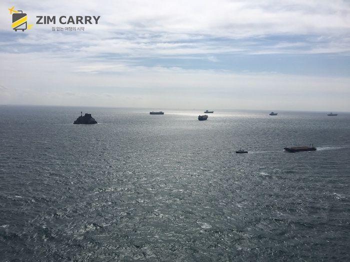 燈塔前的獨特雕塑，針對現代藝術與自然美景的有效結合。