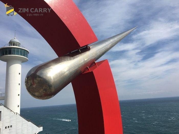 屹立於海邊的燈塔，伴隨著遼闊的海景風光無限。