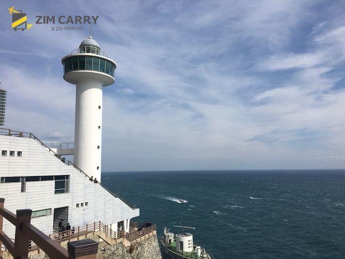 俯瞰太宗臺的岩石，遊客們像小石子般享受獨特的地形。