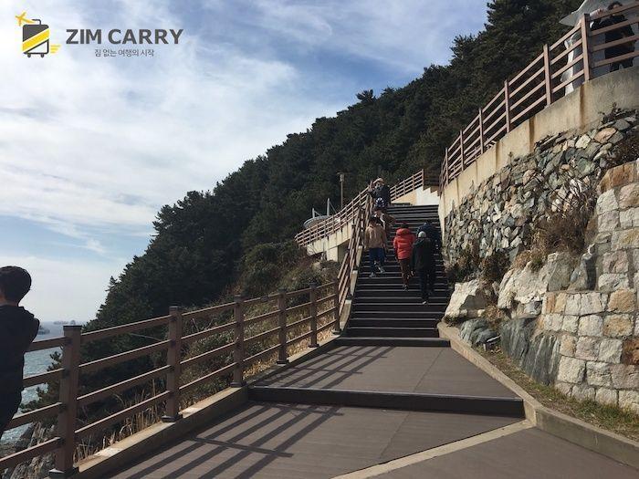 面對大海的燈塔，站在海風中的遊客們享受太宗臺的壯闊。