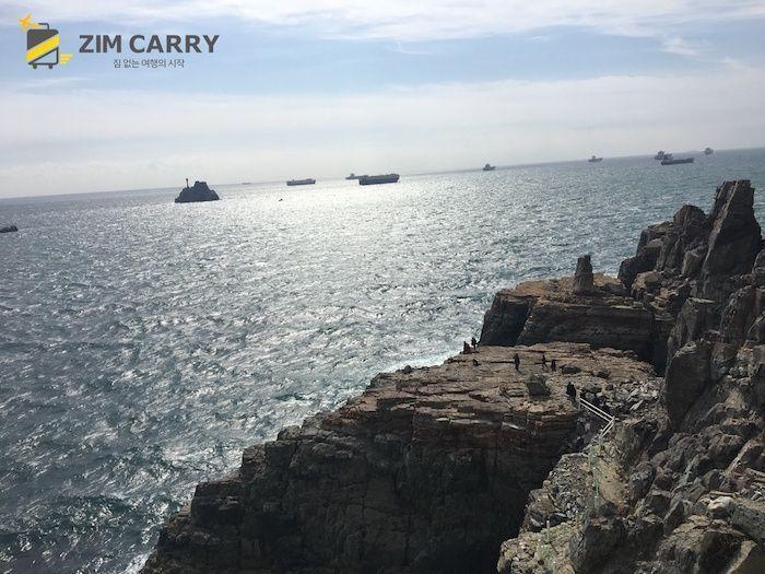 綿延不斷的石階沿著山勢，帶領遊客進入自然的懷抱。