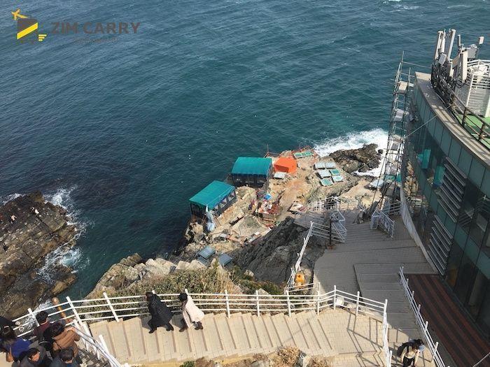 海浪拍打岩石，形成絕美的自然景觀下的神仙岩。