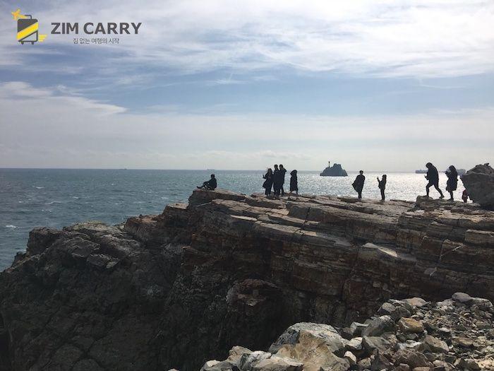 旅客們前往神仙岩欣賞大自然的鬼斧神工。