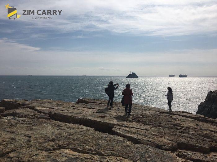 海邊巖壁的壯麗結構，映襯著廣闊的海洋視野。