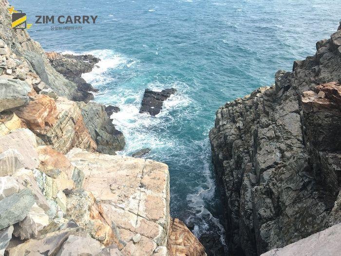 遠離喧囂的海蝕臺，讓人忘卻煩惱，心境豁然開朗。