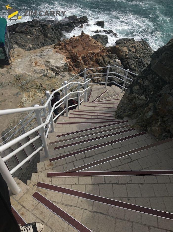 遊客們攀登小坡，再次邁向自然的冒險。