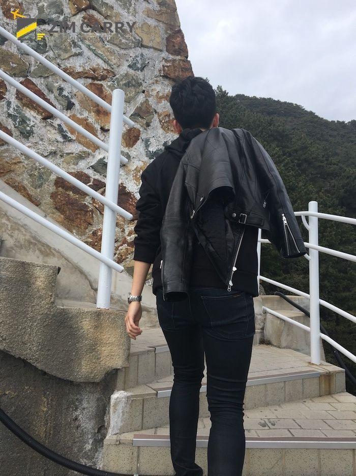 沿著燈塔旁的樓梯，走向開闊的大海。