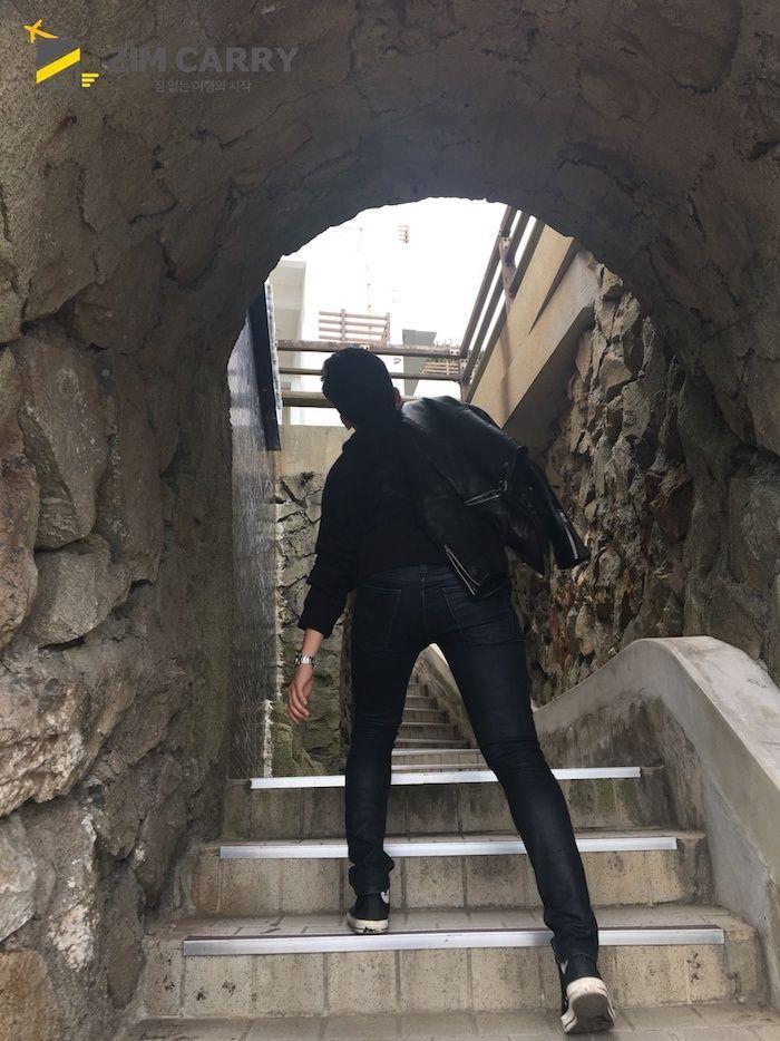 旅客邁過拱門，開始他們的太宗臺冒險。