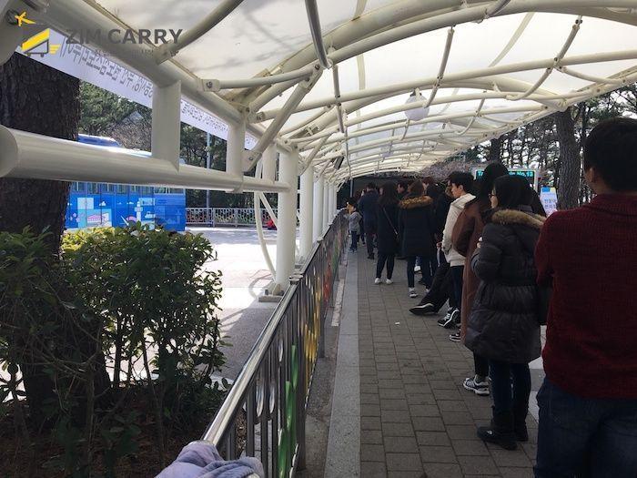 等待搭乘DANUBI列車的旅客們排成長隊。