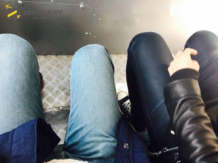 DANUBI列車上的兩名旅客，準備開啟太宗臺的探索。