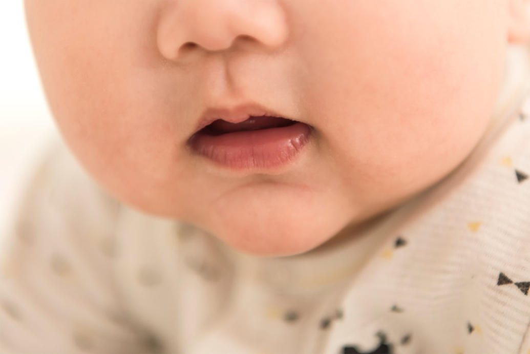 一張寶寶圖，說明怎麼在日常生活中以 '입이 짧다' 表示挑嘴的韓文詞彙。