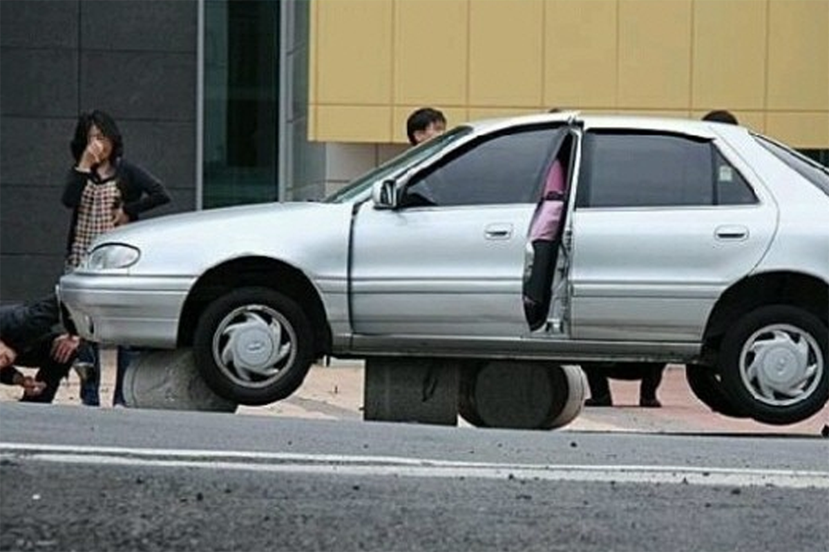 一輛用磚塊支撐的銀色車在臺灣被描述為 '三寶'，展示韓國的類似表達 '김여사' 的背景。