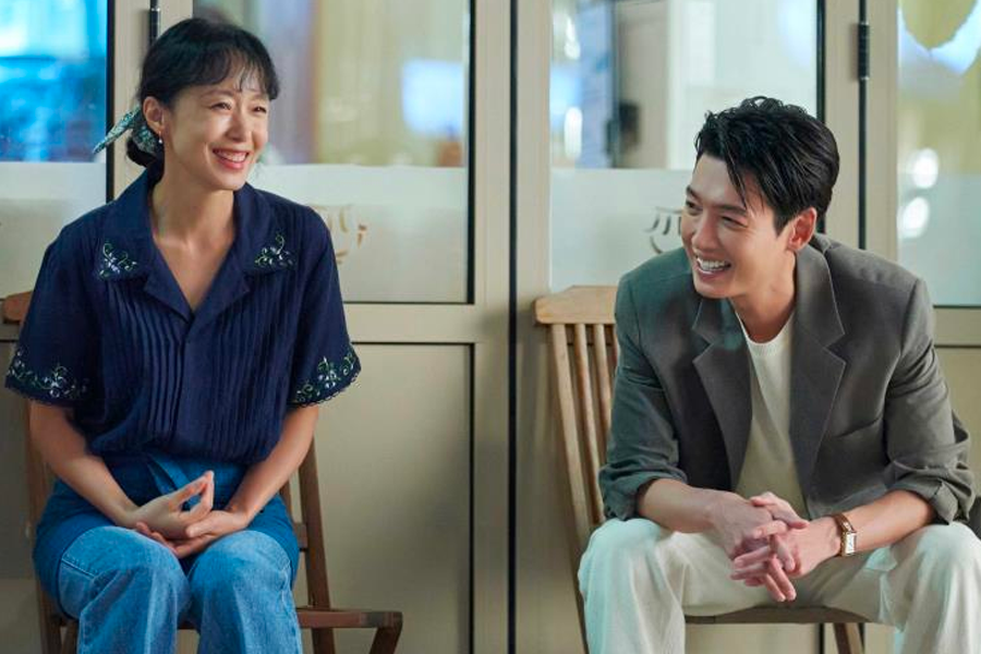 漫畫角色間的對話，說明韓國的八卦表達 '스캔들' 的使用情況。