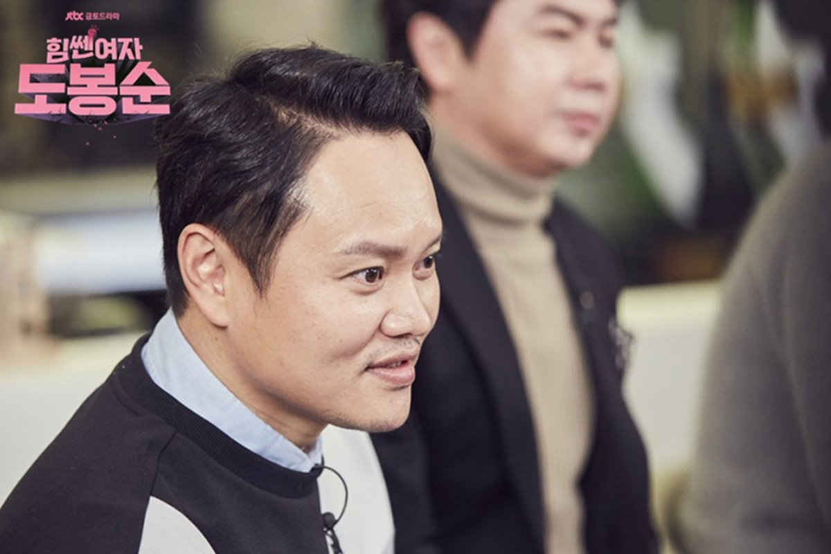 一個人拉著另一個人的衣領，說明韓國用 '입이 가볍다' 表達大嘴巴或嘴巴很輕的情形。